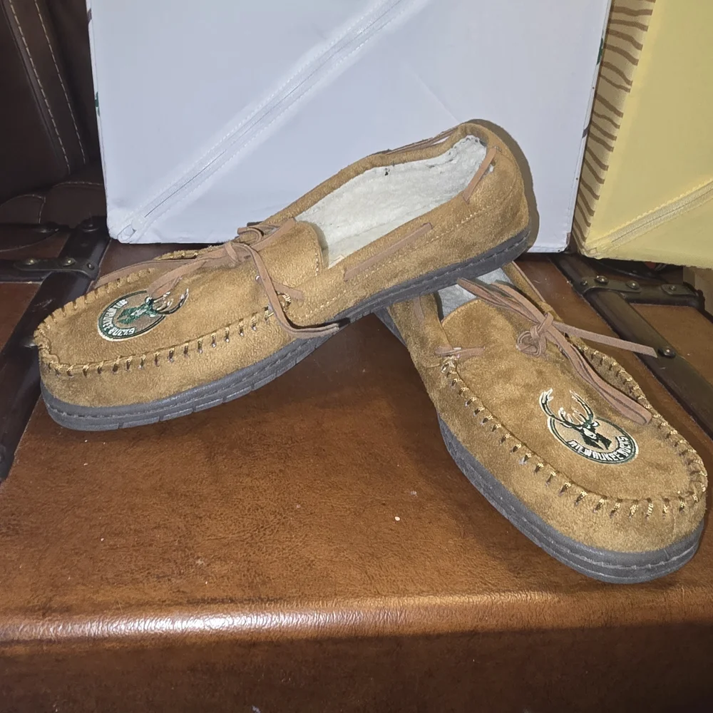 Men's Bucks Tan Suede Slip-On Moccasin Loafers Embroidered Logo Size 9 - 10 guc